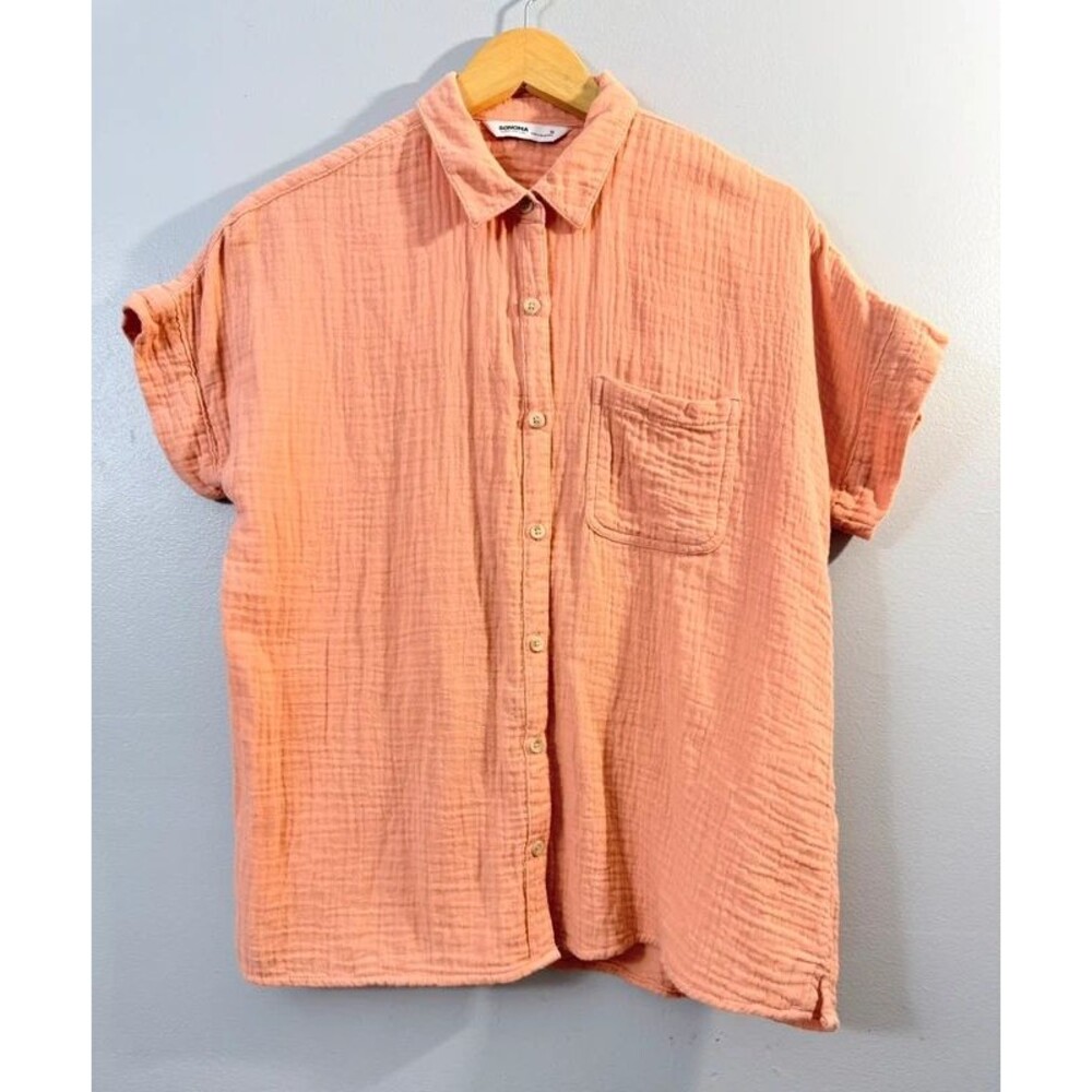 peach-coral short-sleeve button-up shirt size M